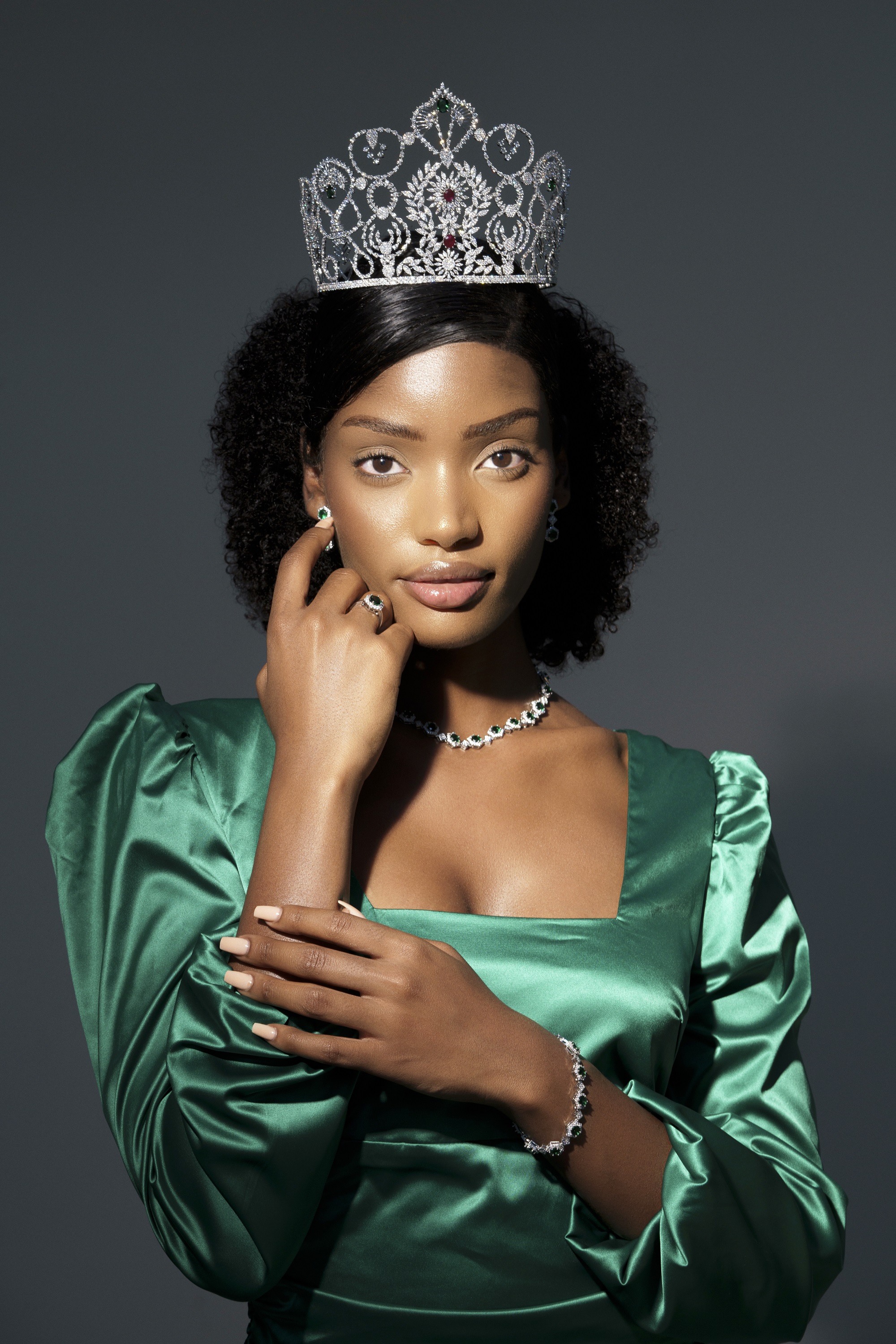 Imagem de capa da notíciaCoroa da Miss Angola 2025 adornada com 26 pedras de diamantes naturais