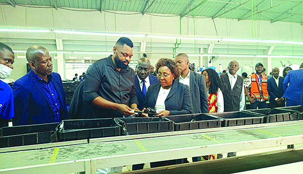 Fábrica produz dois mil pares de sapatos