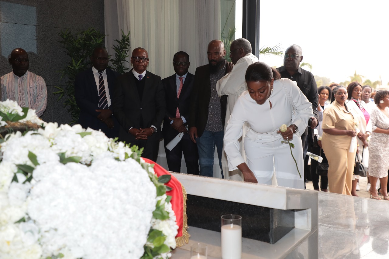 Familiares e amigos participam na missa em memória a José Eduardo dos Santos