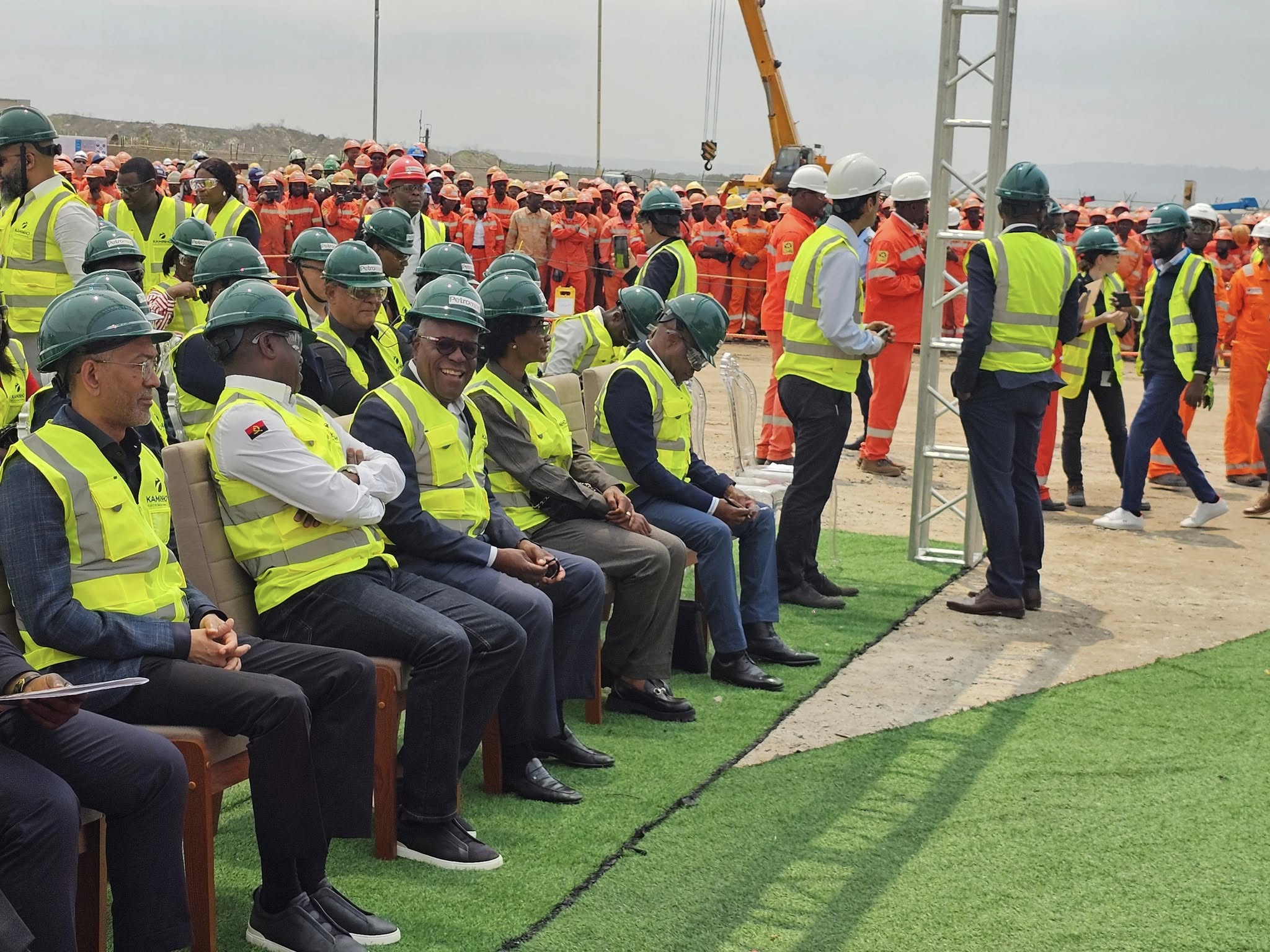 Ambriz testemunha primeiro corte de aço para apoiar produção de petróleo