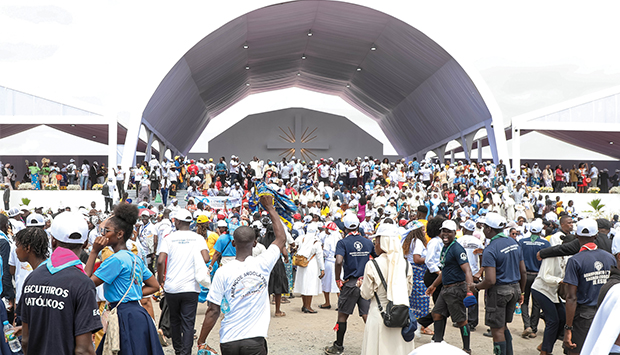 Missa campal no Kilamba reúne milhares de cristãos num ambiente de fé e  devoção